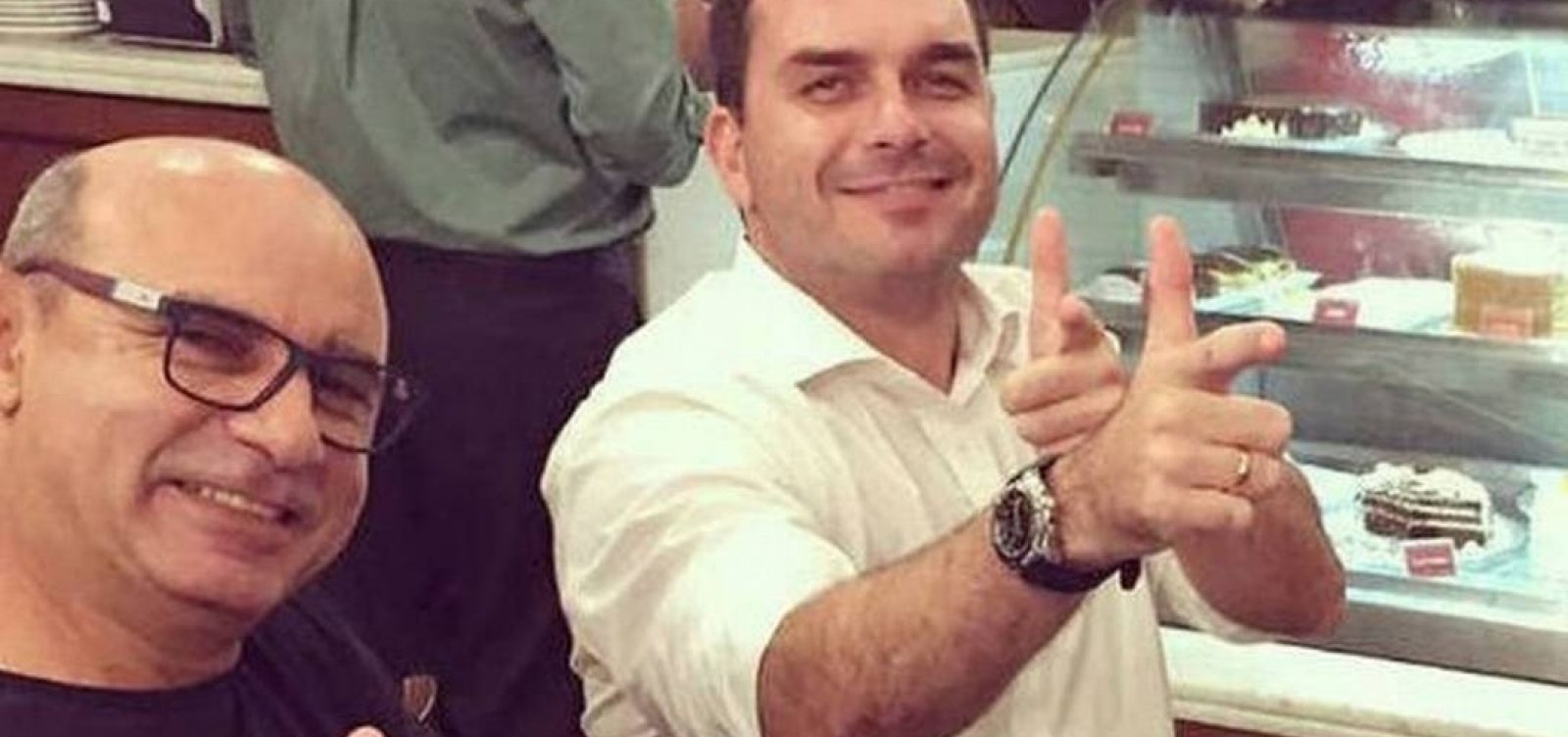 [Juiz quebra sigilo telefônico de pessoas ligadas à família Bolsonaro]