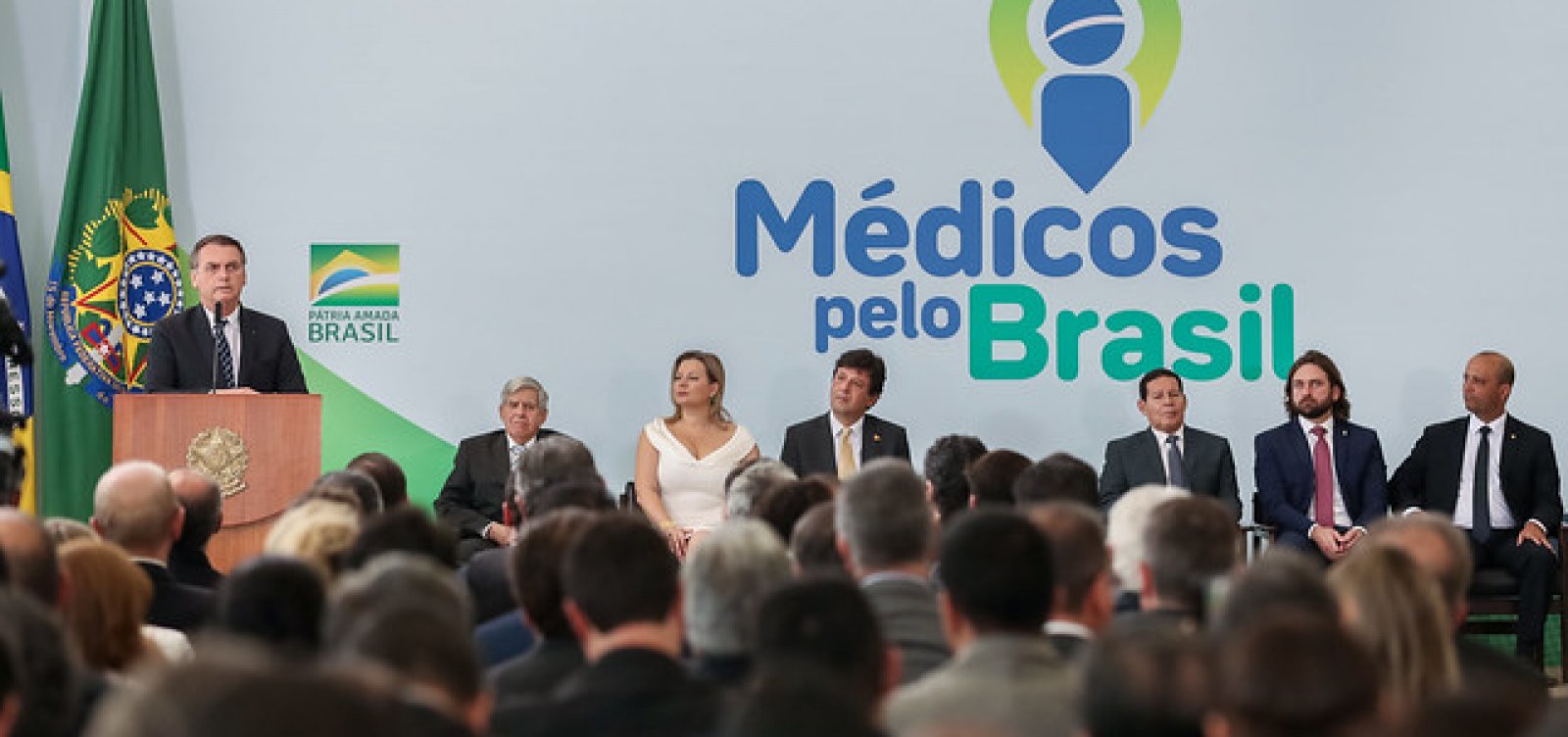 [Bolsonaro sanciona novo Mais Médicos; edital deve ser lançado em fevereiro]