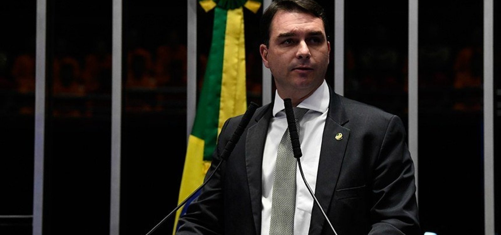 [Flávio Bolsonaro acusa juiz que autorizou operações contra Queiroz e sugere ligação de magistrado com Witzel]