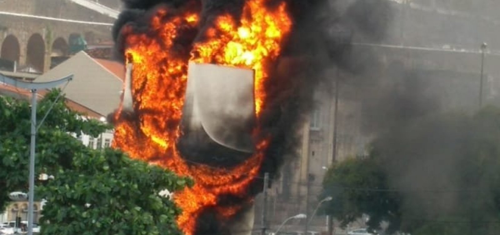 [Monumento à Cidade de Salvador fica completamente destruído após incêndio]