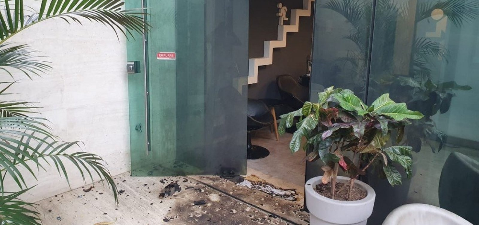 [Imagens mostram placa de caminhonete e criminosos com capuzes após ataque ao Porta dos Fundos]