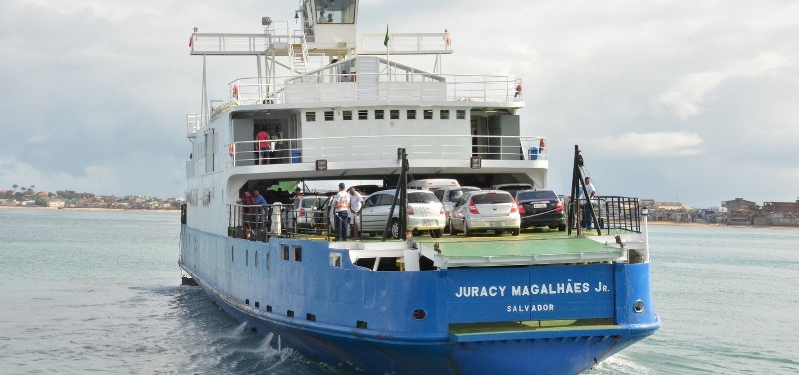 [Veículos esperam três horas para embarcar no Ferry de Salvador na manhã de hoje]
