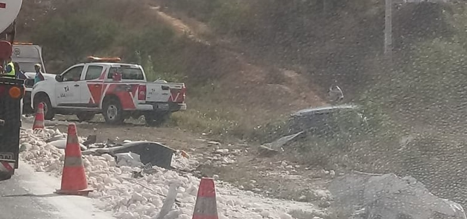 [Acidente entre caminhão-cegonha e caçamba deixa pelo menos dois feridos na BR-116]