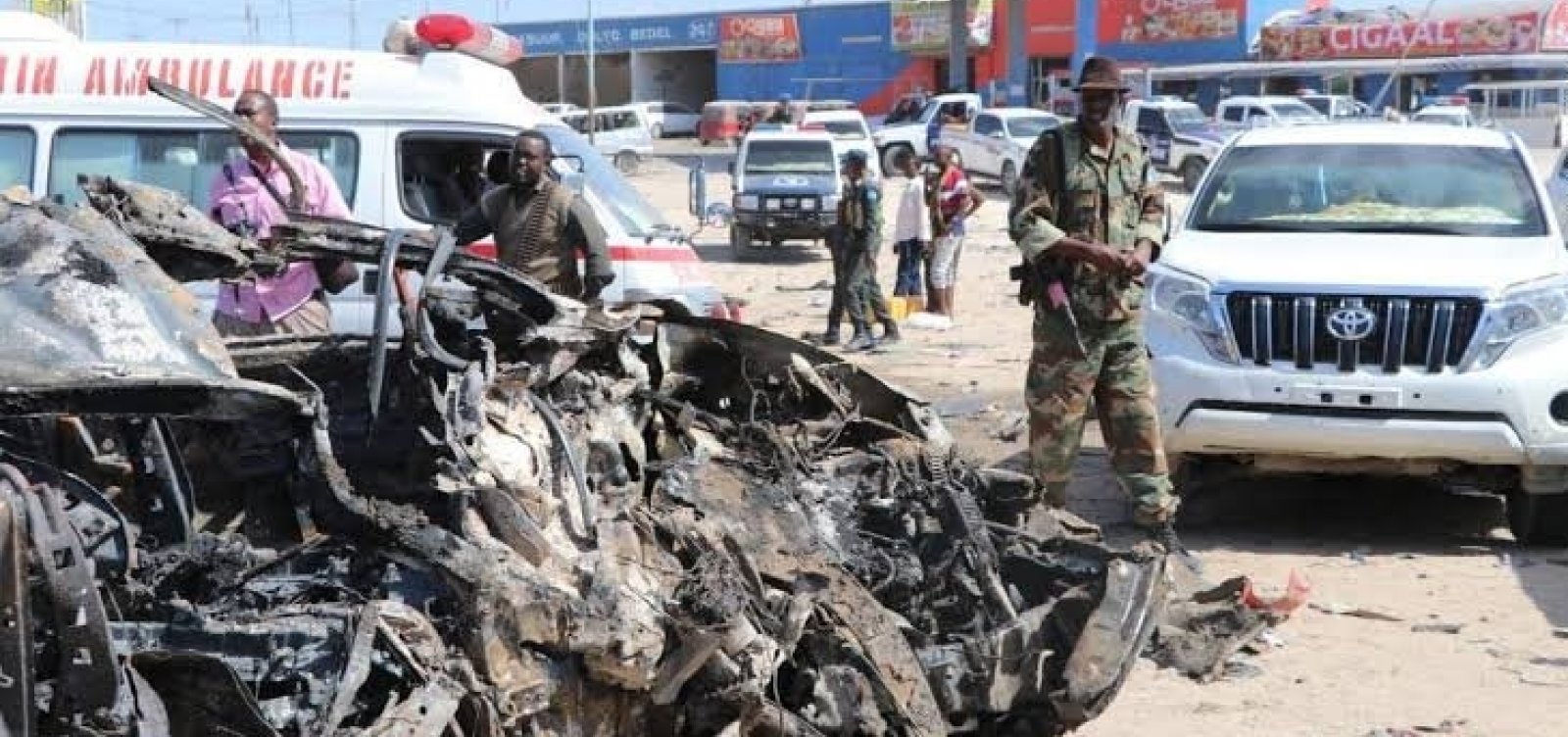 [Carro-bomba deixa ao menos 76 mortos na capital da Somália]