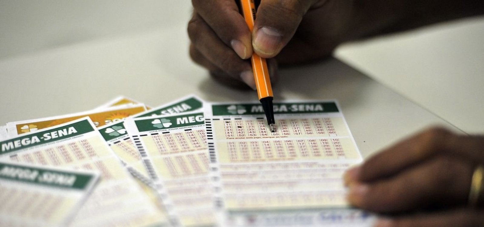 [Mega da Virada sorteia R$ 300 milhões; apostas vão até as 17h]