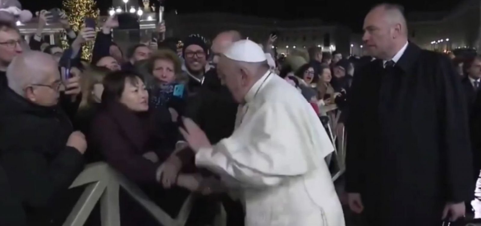 [Papa fica irritado ao ser puxado por fiel no Vaticano; assista]
