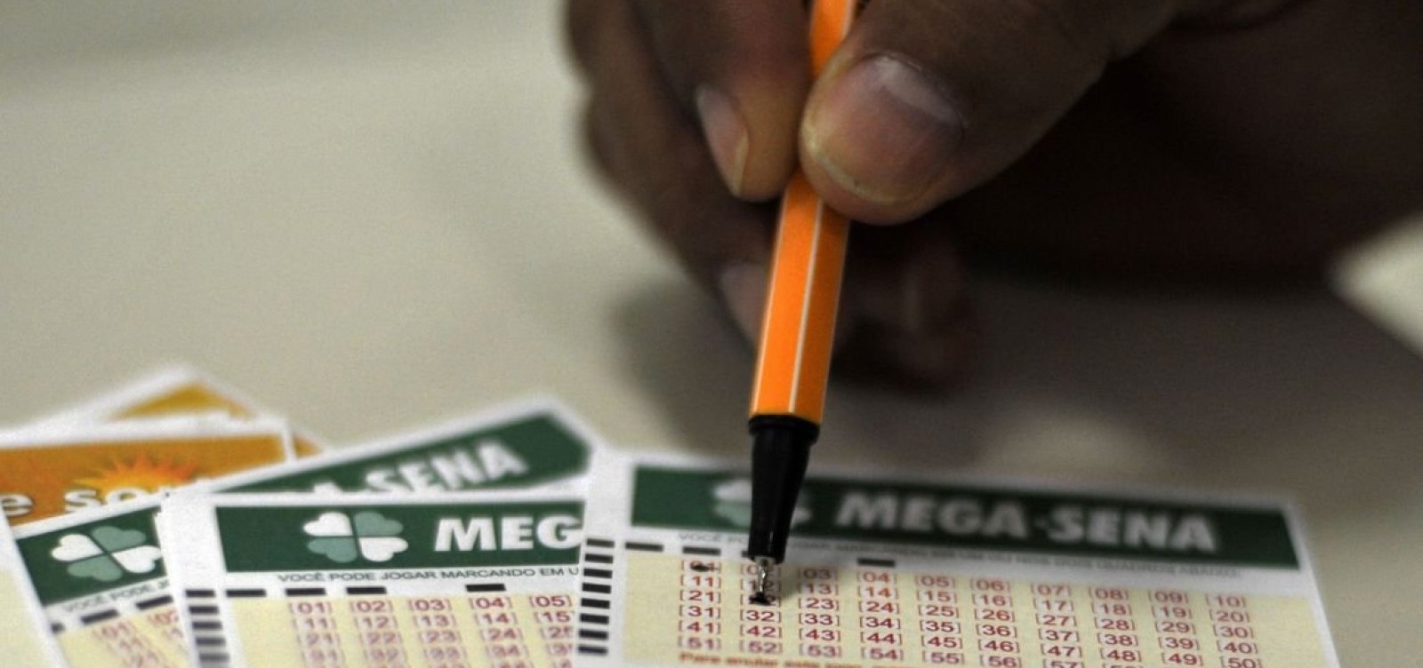 [Mega da Virada: 4 apostas acertam as 6 dezenas]