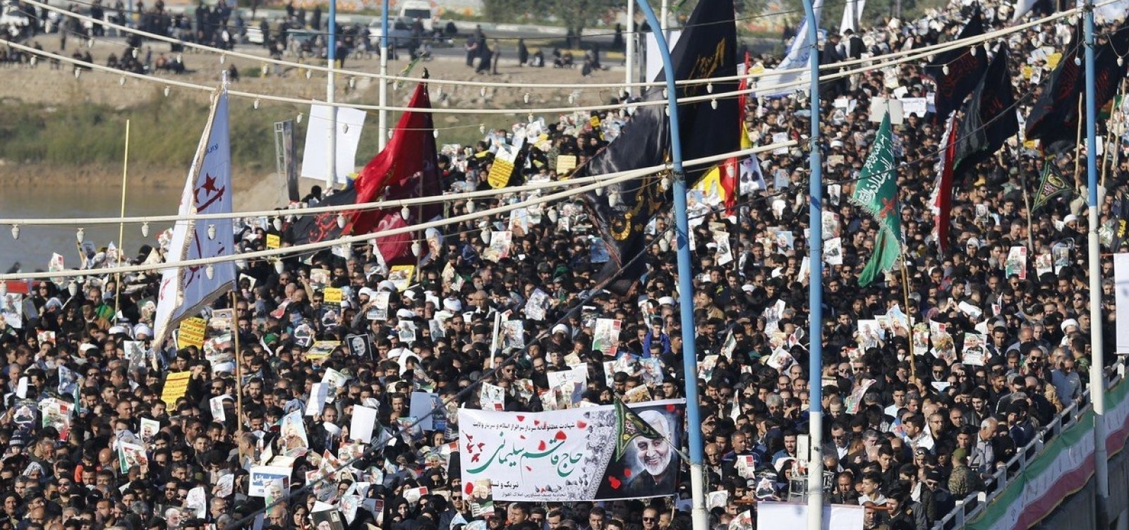 [Corpo de general morto pelos EUA no Iraque chega ao Irã]