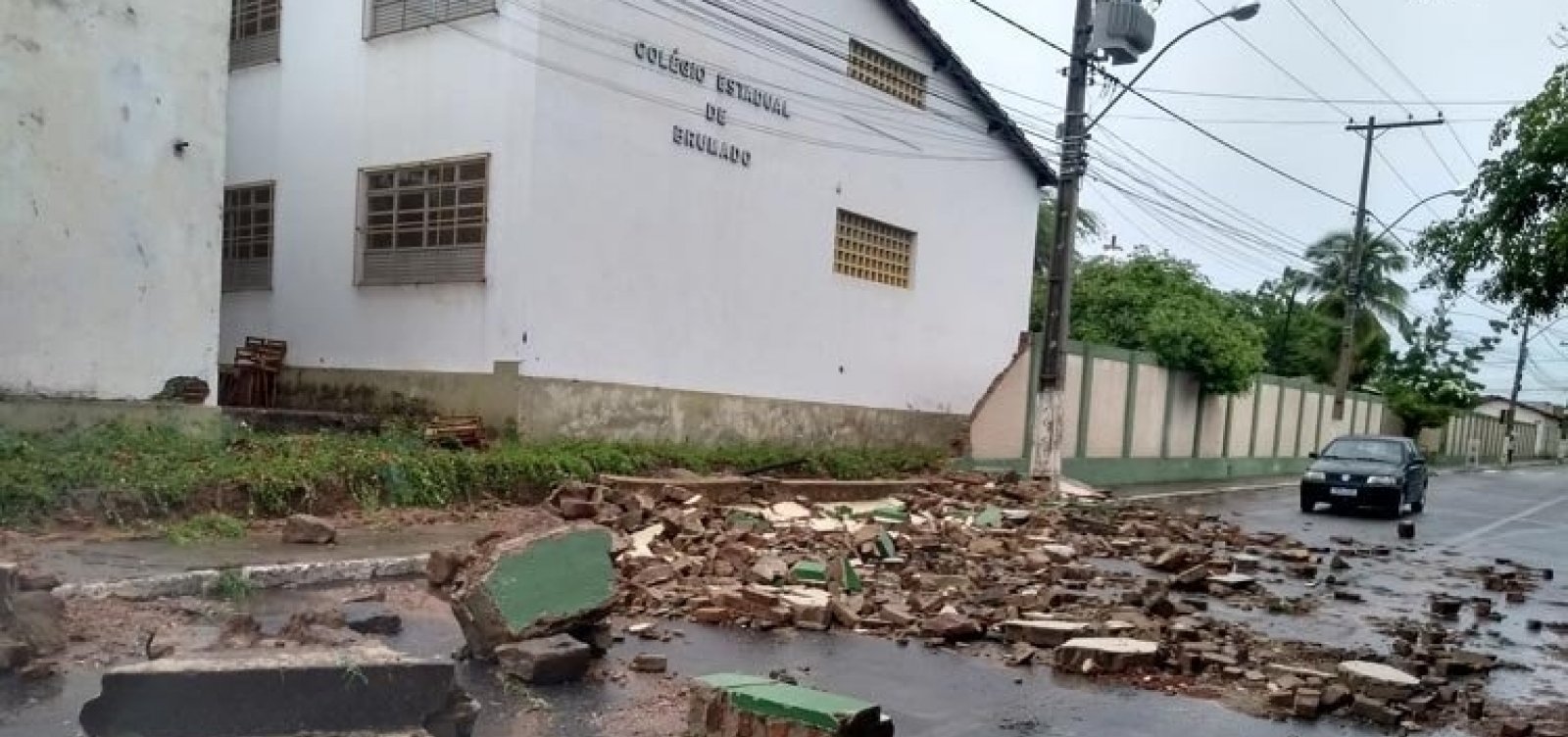 [Após chuva, muro de colégio desaba em Vitória da Conquista]