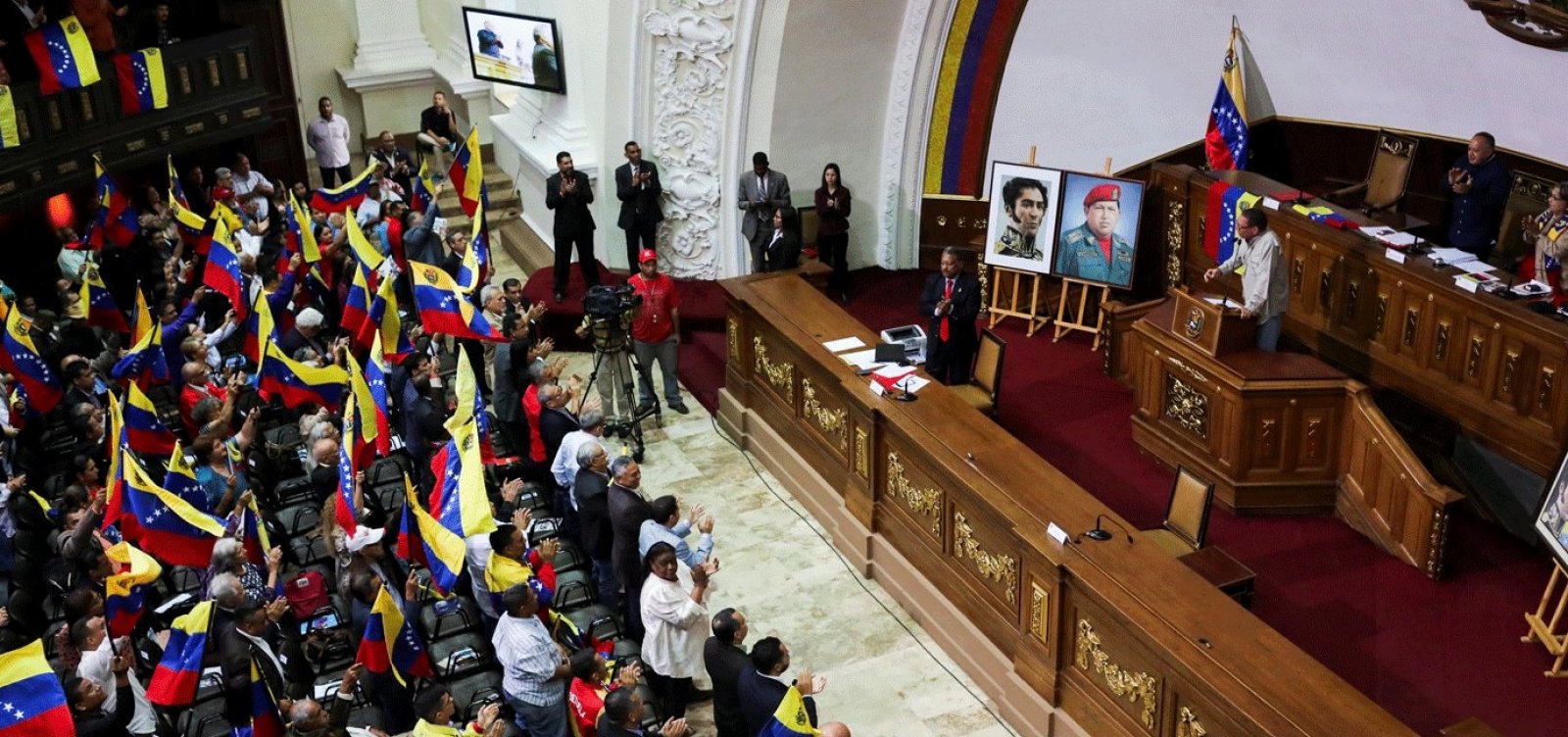 [Governo de Maduro anuncia vitória de aliado em eleição no Congresso; Guaidó contesta]