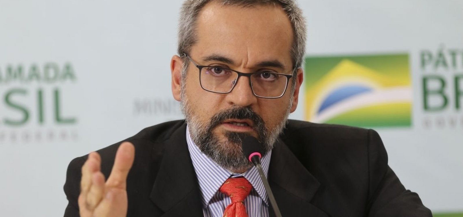 [Após ‘paralização’ e ‘suspenção’, Weintraub vira piada ao escrever ‘imprecionante’]