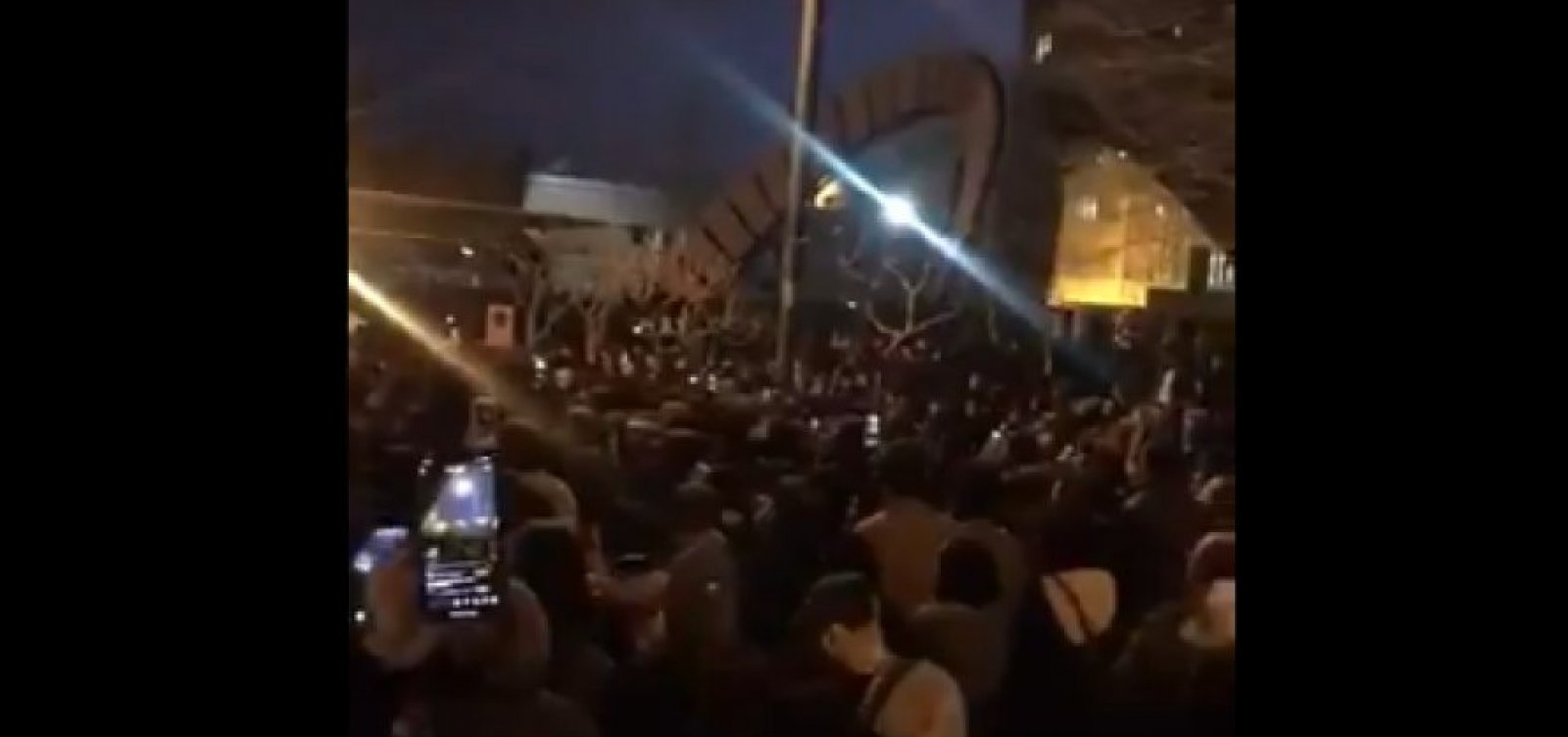 [Manifestantes vão às ruas em cidades do Irã no terceiro dia de protestos]
