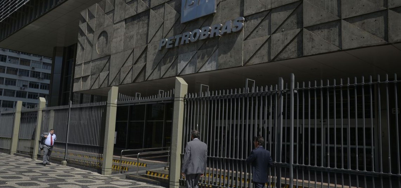 [Petrobras reduz preço da gasolina e diesel nas refinarias]
