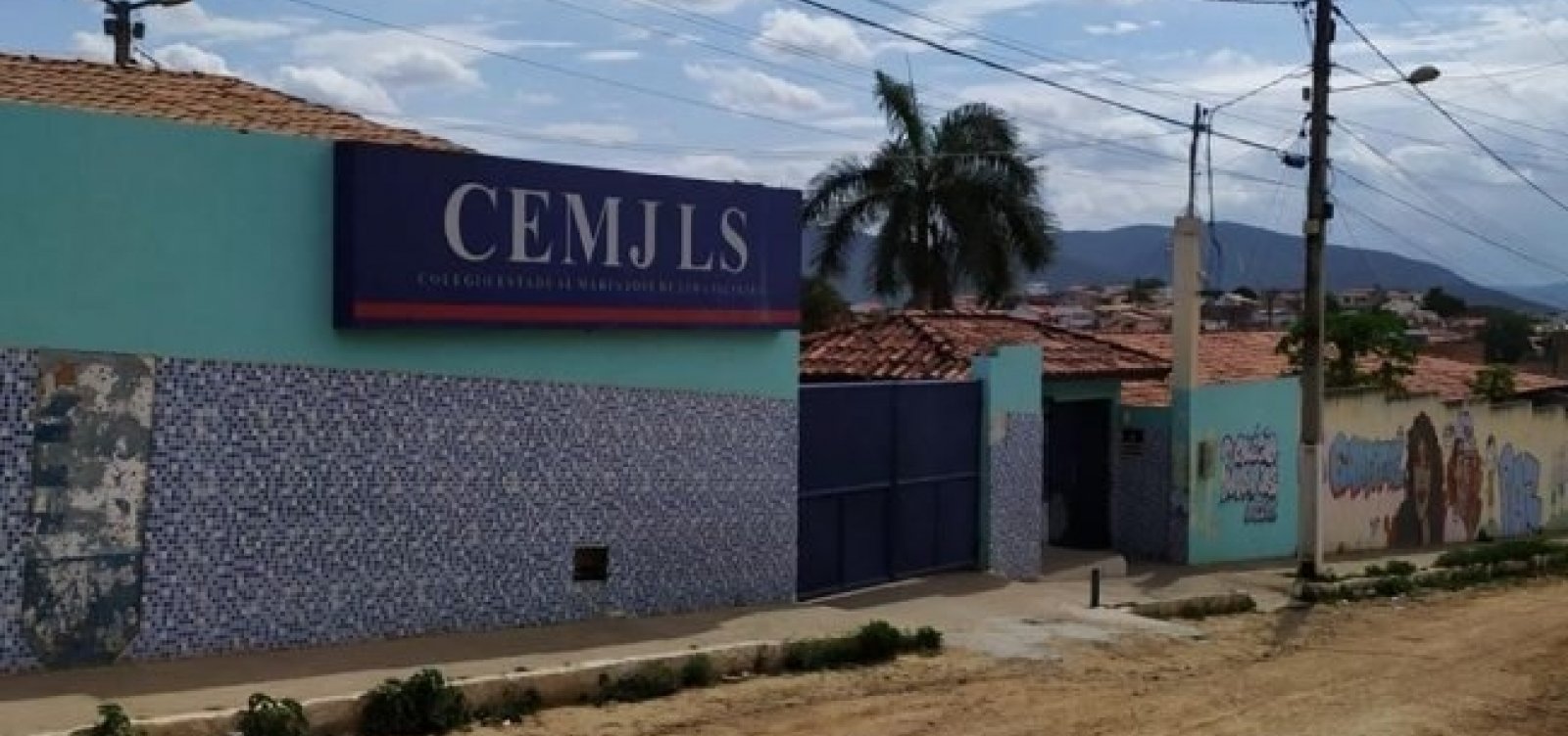 [Estudantes ocupam colégio estadual em Jequié após comunicado sobre fechamento]