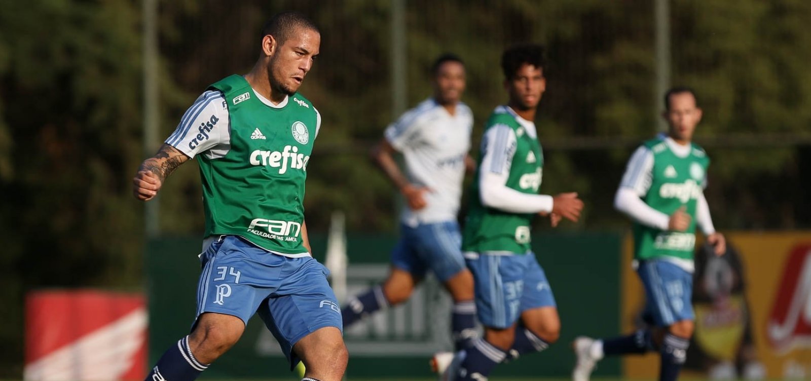 [Vitória anuncia contratação de volante do Palmeiras]