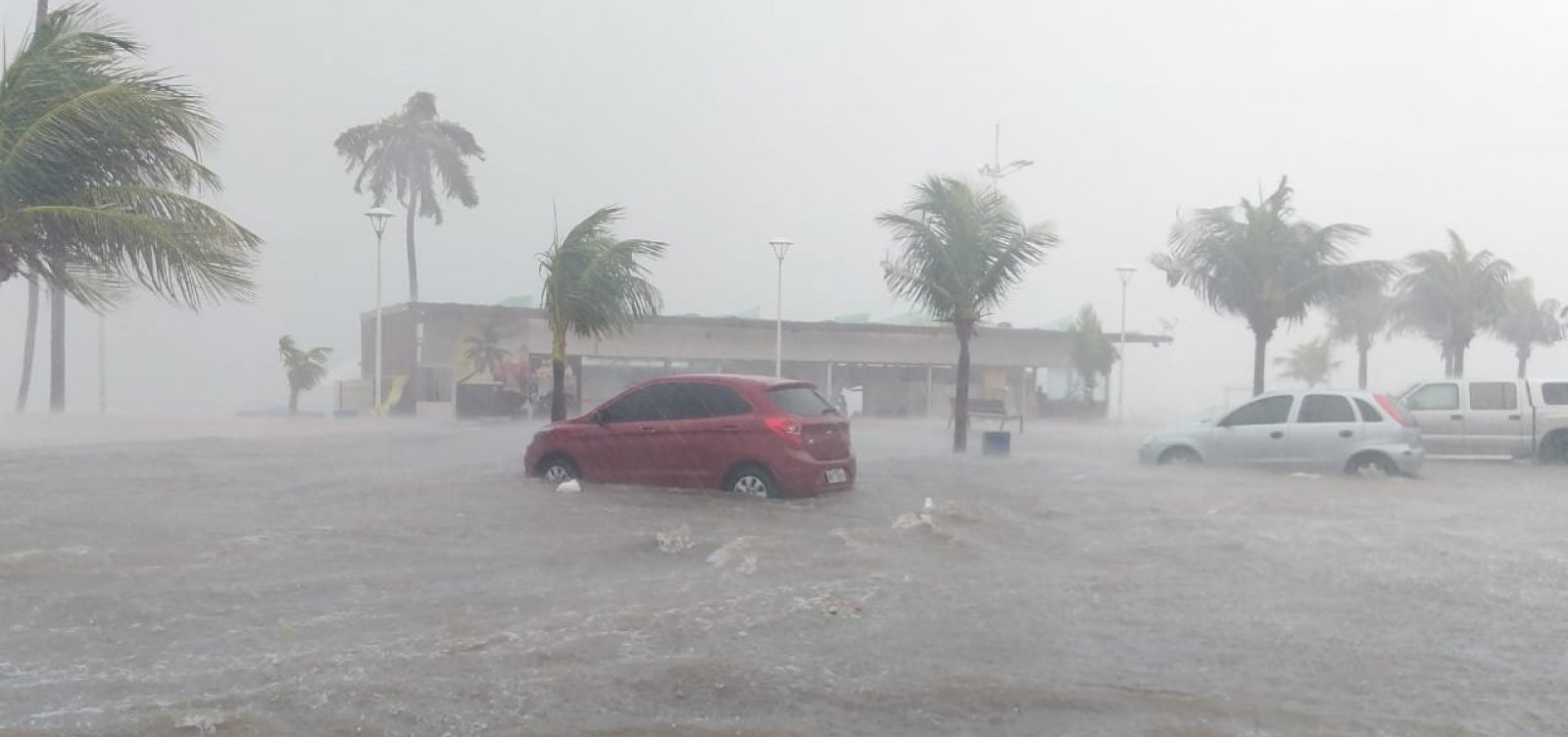 [Chuva deixa ruas alagadas em Itapoan e Boca do Rio; veja vídeo]