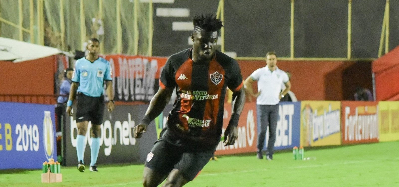 [Departamento médico do Vitória diz que Jordy Caicedo pode passar por cirurgia]