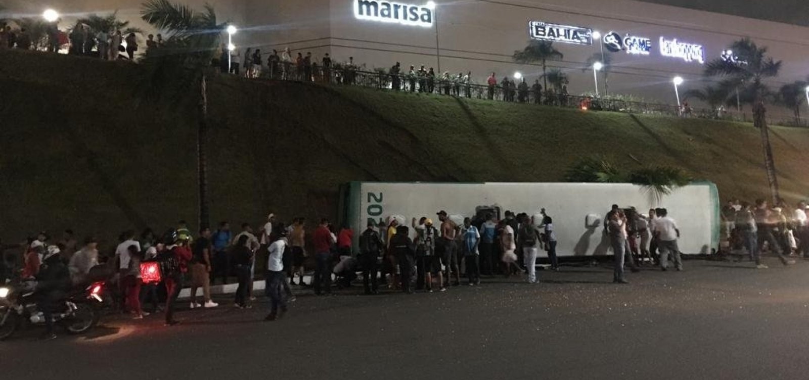 [Falha mecânica causou acidente com ônibus que caiu de ribanceira no Cabula]