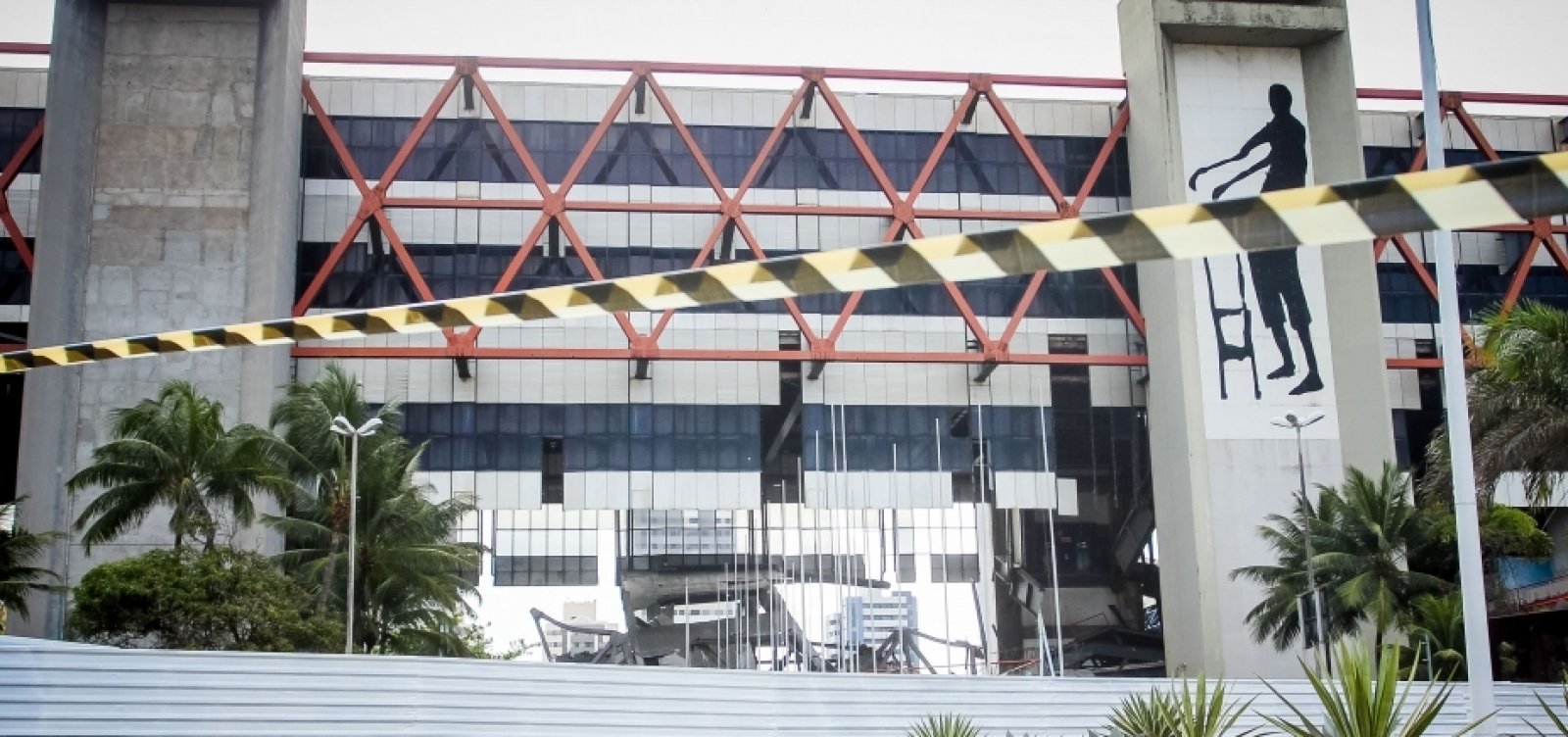 [Com dispensa de licitação, governo gasta quase R$ 300 mil para avaliar ruínas do Centro de Convenções]