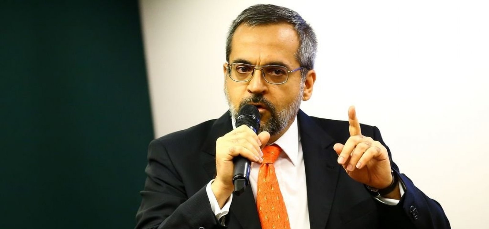 [Ministro da Educação diz que ataques de Maia tentam desgastar governo]