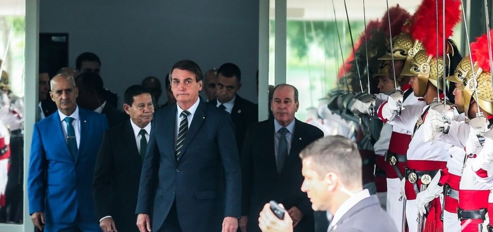 [Bolsonaro amplia gastos com Defesa e corta Educação, Saúde e Segurança]