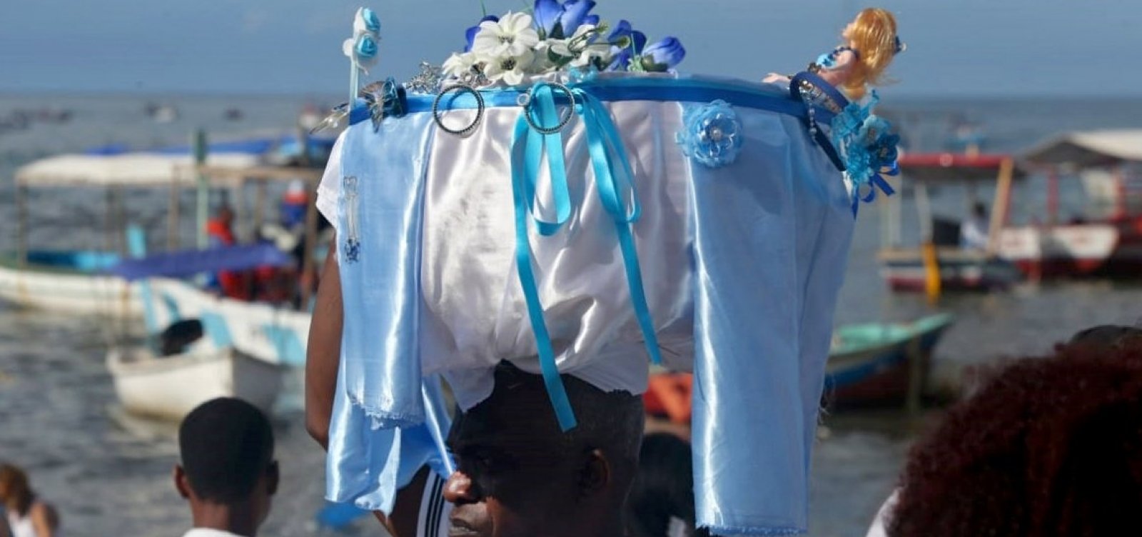 [Festa de Iemanjá reúne milhares de admiradores no Rio Vermelho]