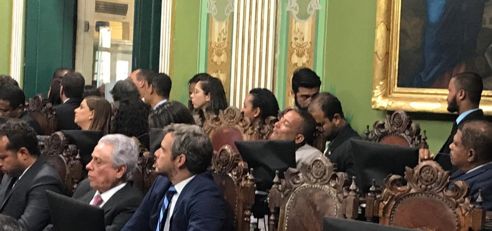 [Vereador cai no sono durante discurso de ACM Neto em abertura dos trabalhos na Câmara de Salvador]