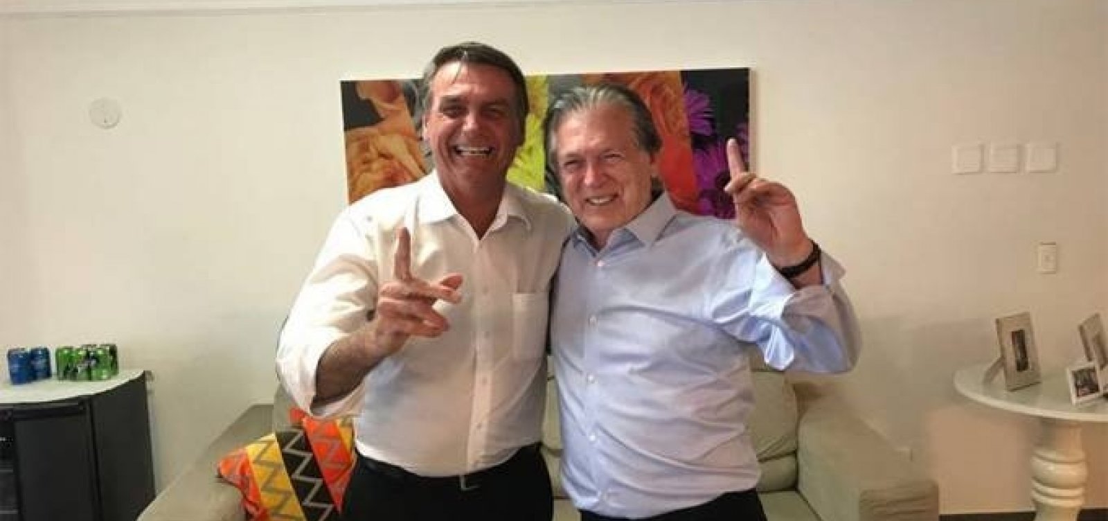 [Bonecões infláveis de Bolsonaro e Bivar foram pagos com verba pública pelo PSL]