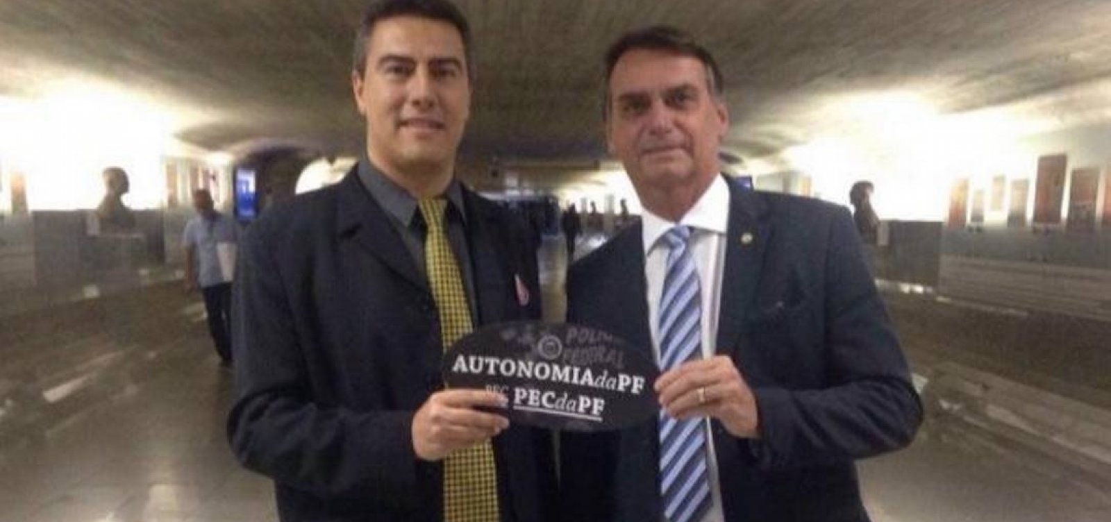 [Delegado que isentou Flávio conhece família Bolsonaro há sete anos]