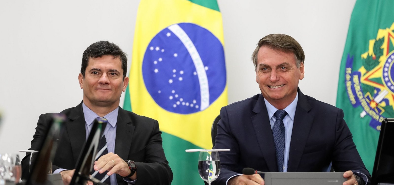 [Em silêncio sobre morte de ex-PM, Bolsonaro defende Moro e diz que PSOL protege milícia]