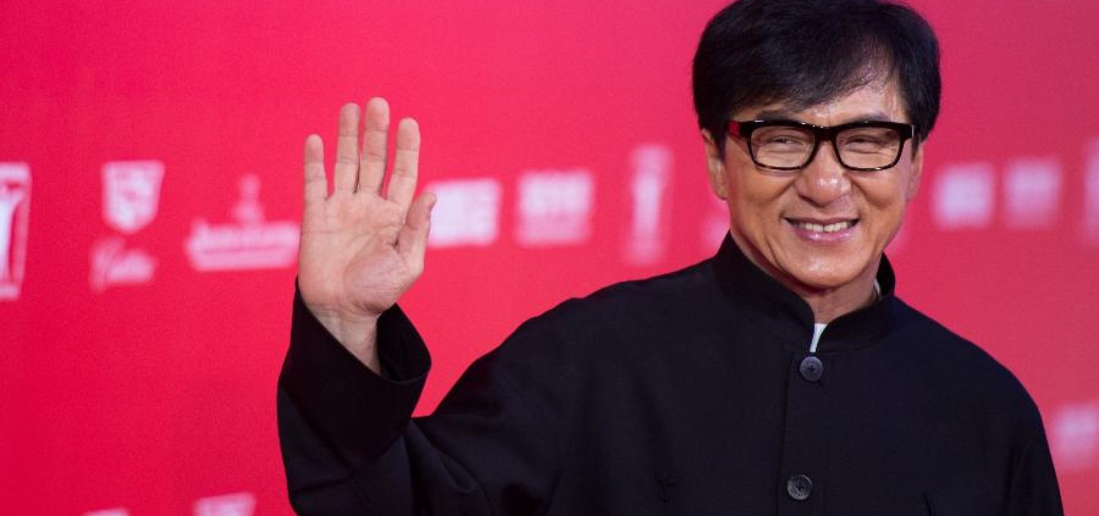 [Jackie Chan oferece recompensa em dinheiro a quem encontrar cura para coronavírus]