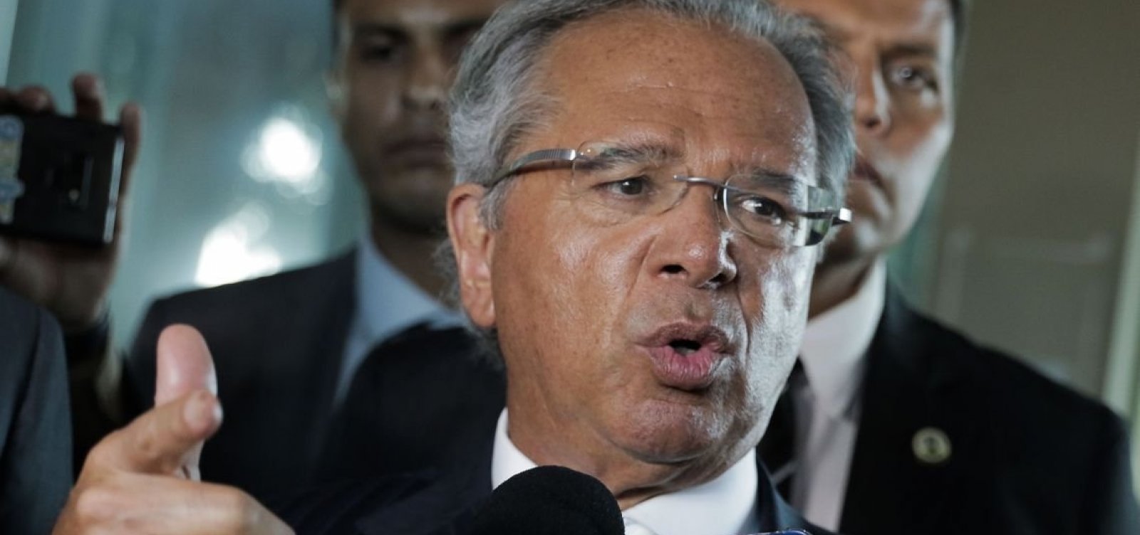 [Guedes se sentiu melhor ao pedir desculpas a domésticas, diz coluna]