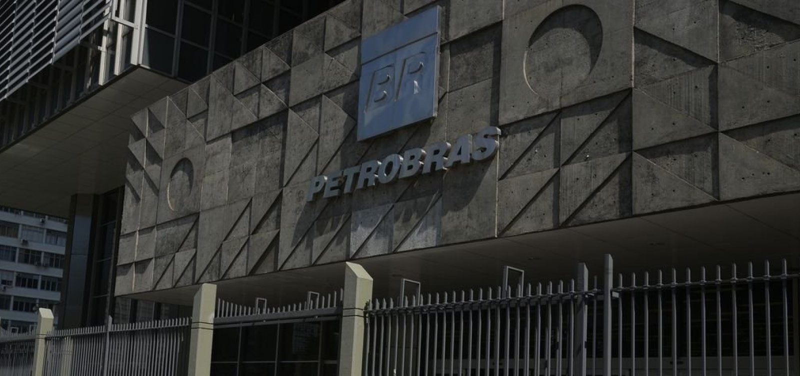 [Petroleiros fecham acordo e encerram greve de 20 dias]