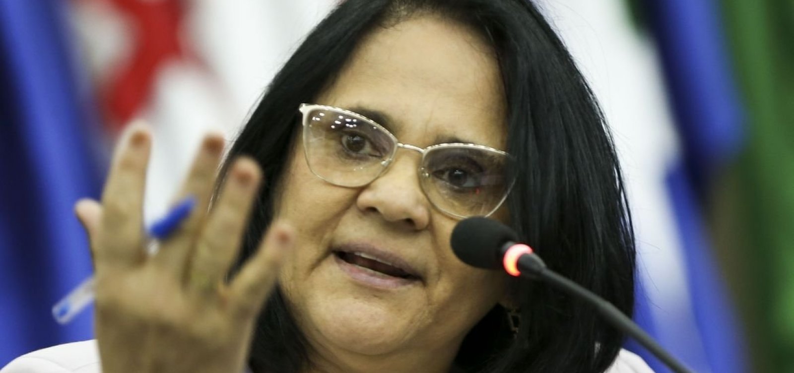 [Governo aposta em Damares para se aproximar da Igreja Católica ]