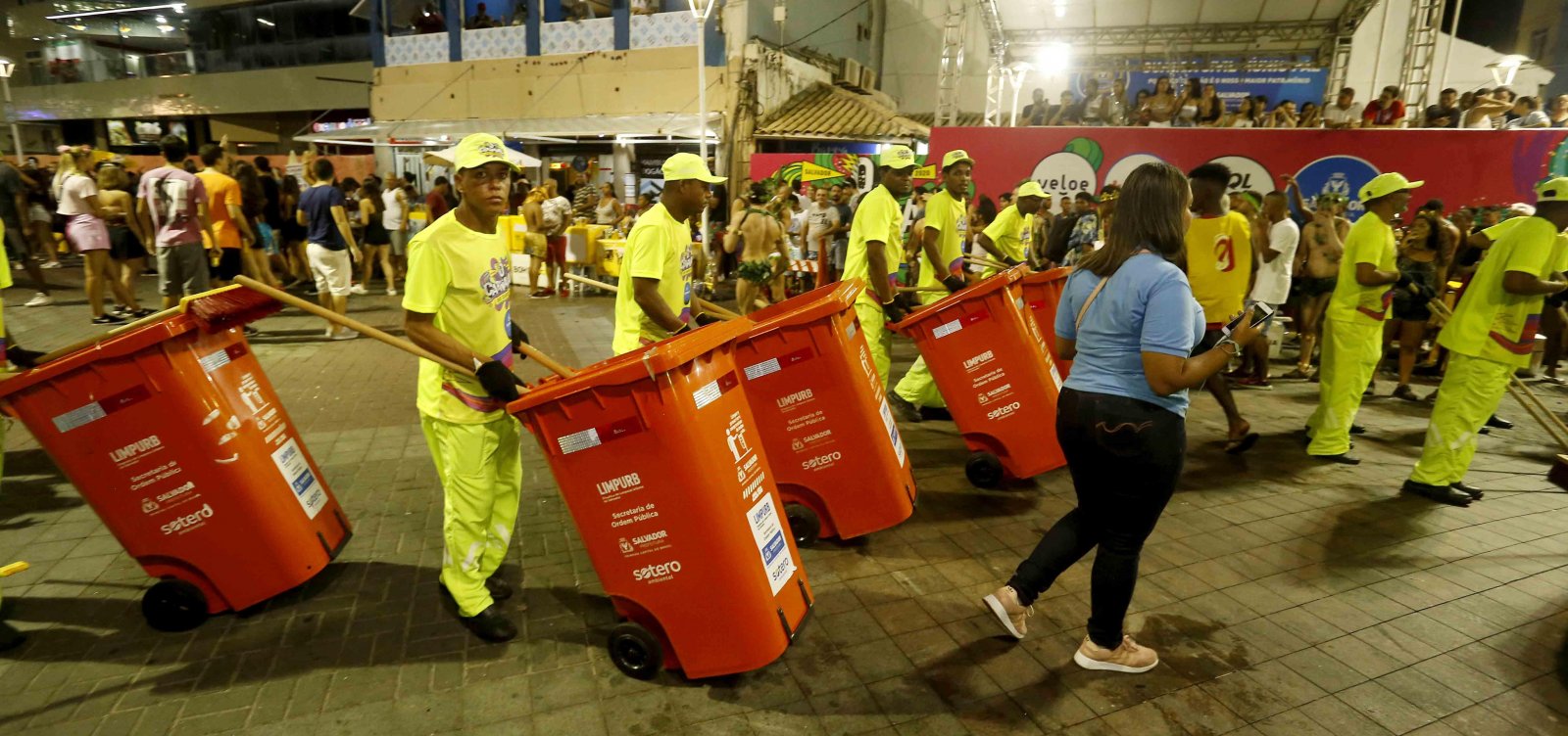 [Toneladas de lixo já recolhidas no Carnaval equivalem a quase 20 trios]