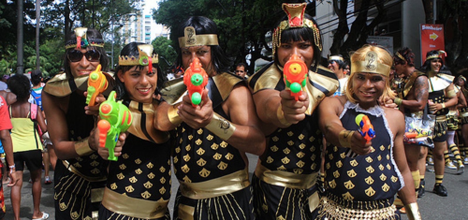[Após polêmica com 'As Muquiranas', secretária diz que a venda de 'pistola de água' deveria ser proibida]