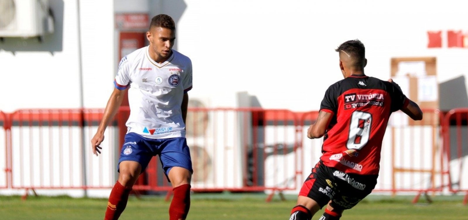 [Com gol nos acréscimos, Bahia ganha clássico e lidera baianão]