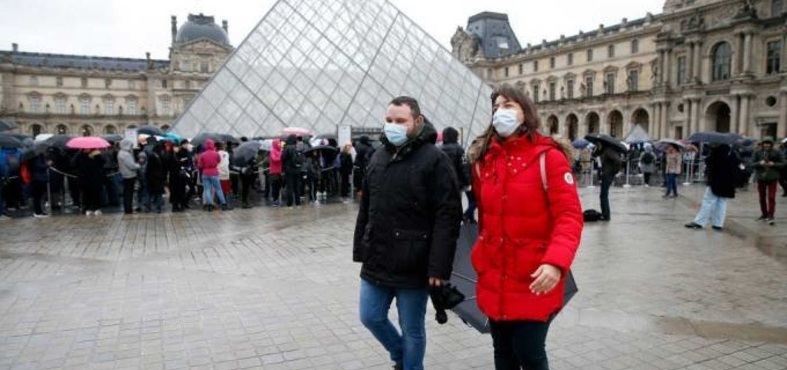 [Coronavírus: Salão do Livro de Paris é cancelado; Louvre fecha pelo 2º dia]