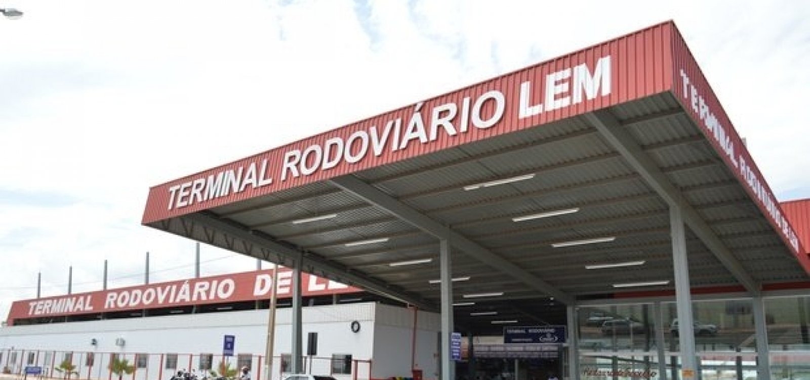 [Passageiro quebra janela e pula de ônibus em Luís Eduardo Magalhães]