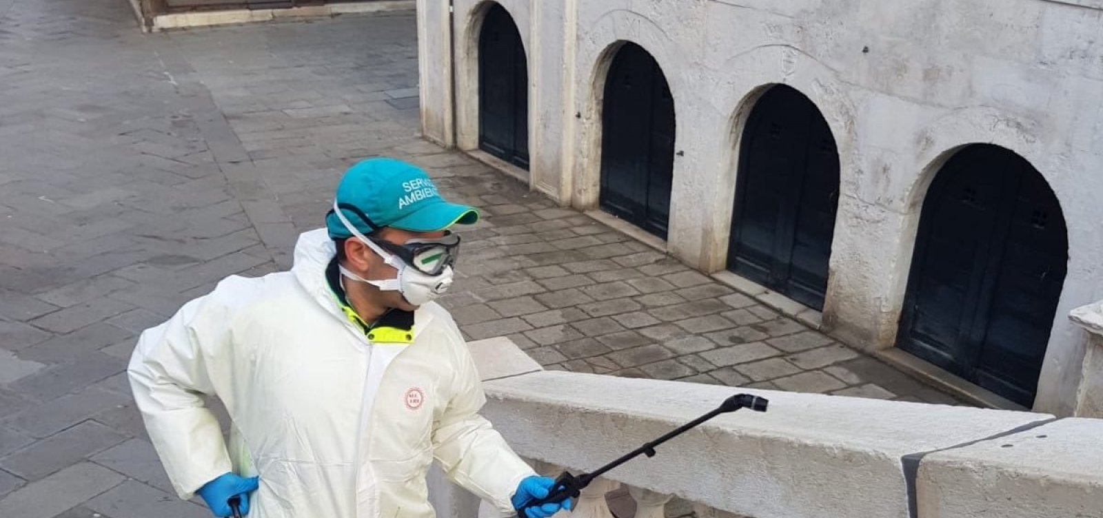 [Mortes por coronavírus na Itália sobem para 827]