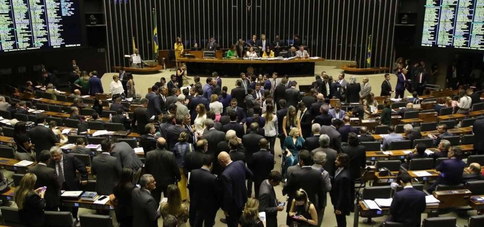 [Congresso discute adiar eleições municipais por causa do coronavírus]