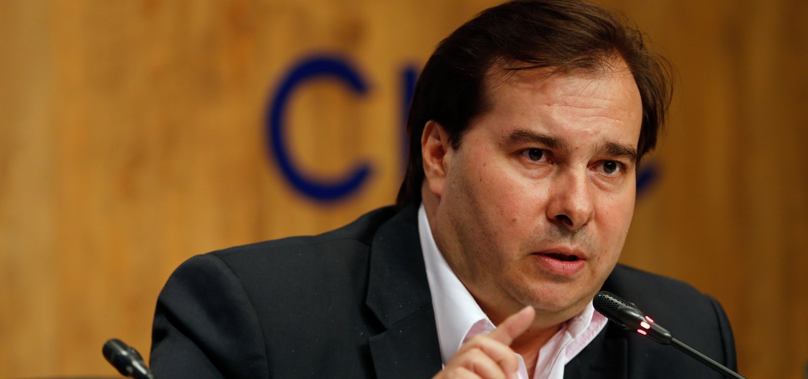 [‘MP capenga’, diz Maia sobre MP de Bolsonaro que autoriza suspensão de contrato por 4 meses]