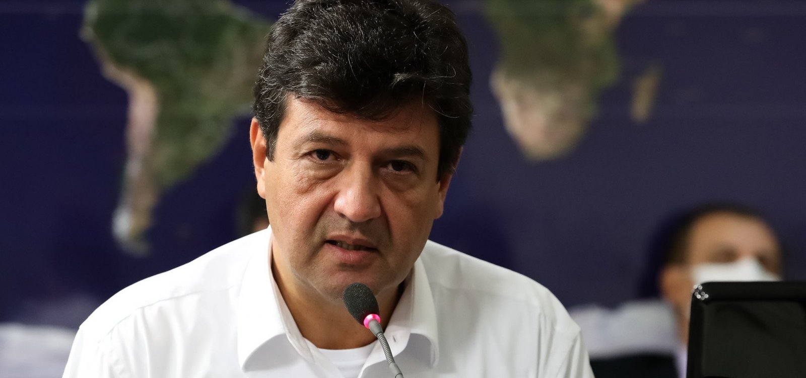 [Ministro da Saúde passa a recomendar chá, canja de galinha e reza contra coronavírus]