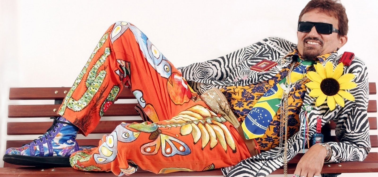 [Falcão faz música para Bolsonaro: 'Você está certo, quem tá errado é o Papa']