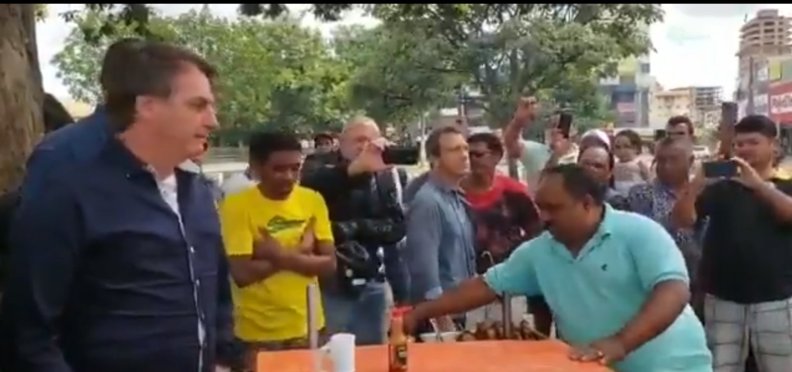 [Em domingo de quarentena, Bolsonaro vai às ruas e cria aglomeração]