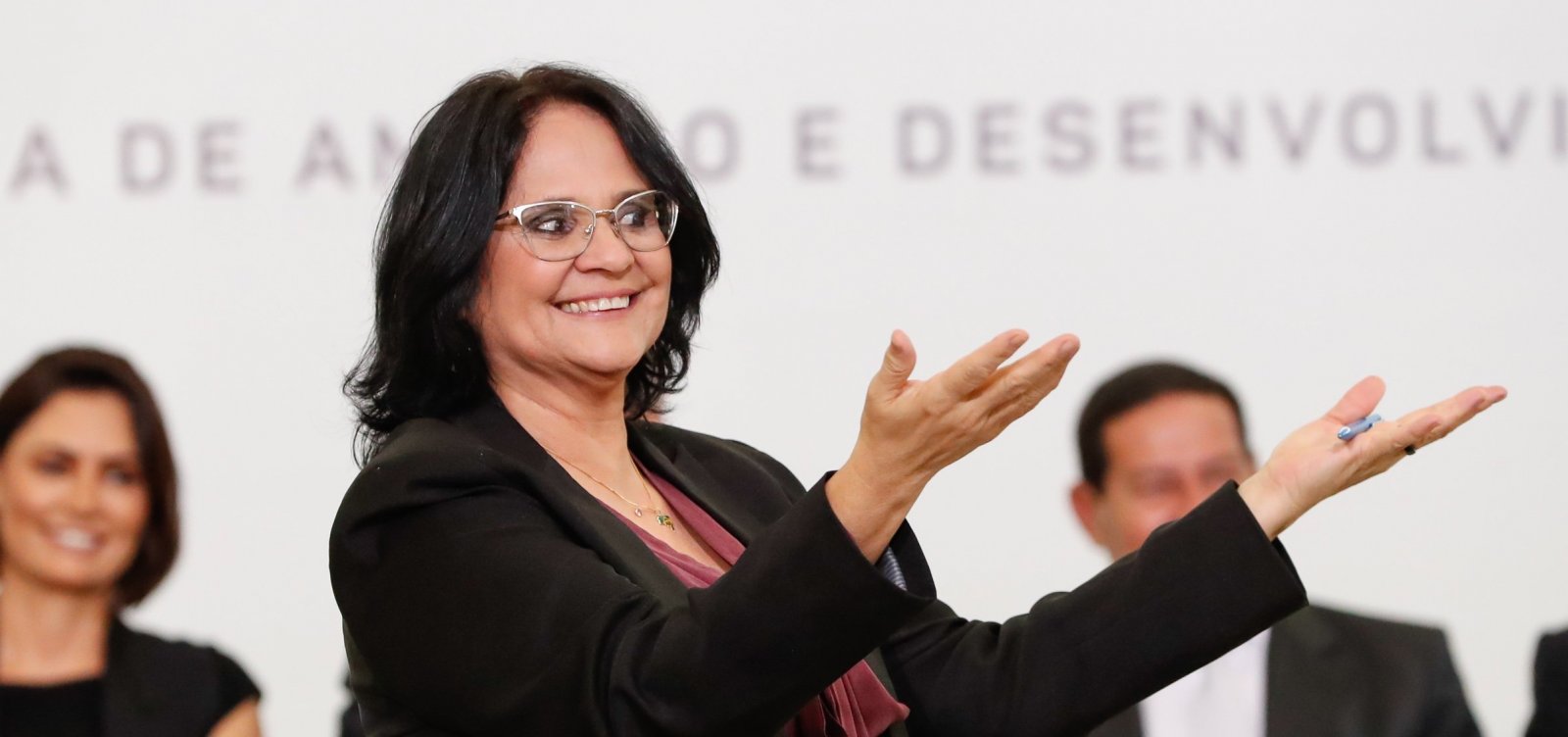 [Damares lança cartilha para LGBTs sobre Covid-19, mas remove menção a 'profissionais do sexo']