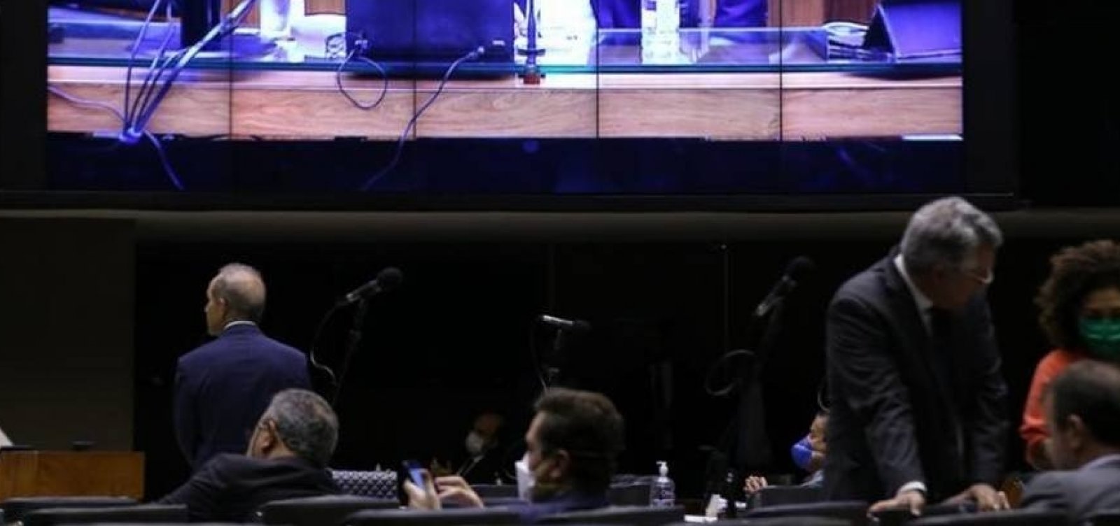 [Câmara aprova projeto que permite rombo de R$ 30 bilhões nas contas de estados e municípios em 2020]