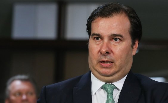 [Maia decide não arquivar pedidos de impeachment contra Bolsonaro]