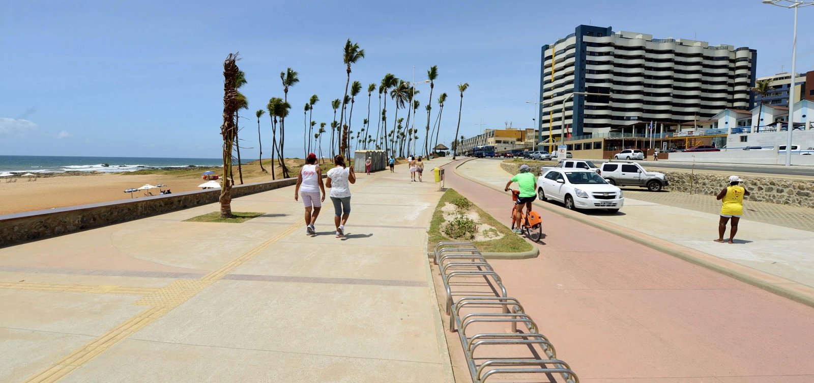 [Prefeitura cogita proibir população de se exercitar na orla de Salvador]