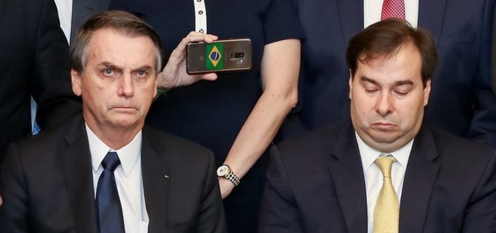 [Bolsonaro tenta isolar Maia e oferece cargos a partidos do centrão]